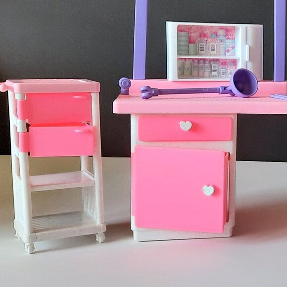 Vintage 1996 Barbie Love 'N Care Vet Centre Playset (INCOMPLETE) - Picture 3 of 3